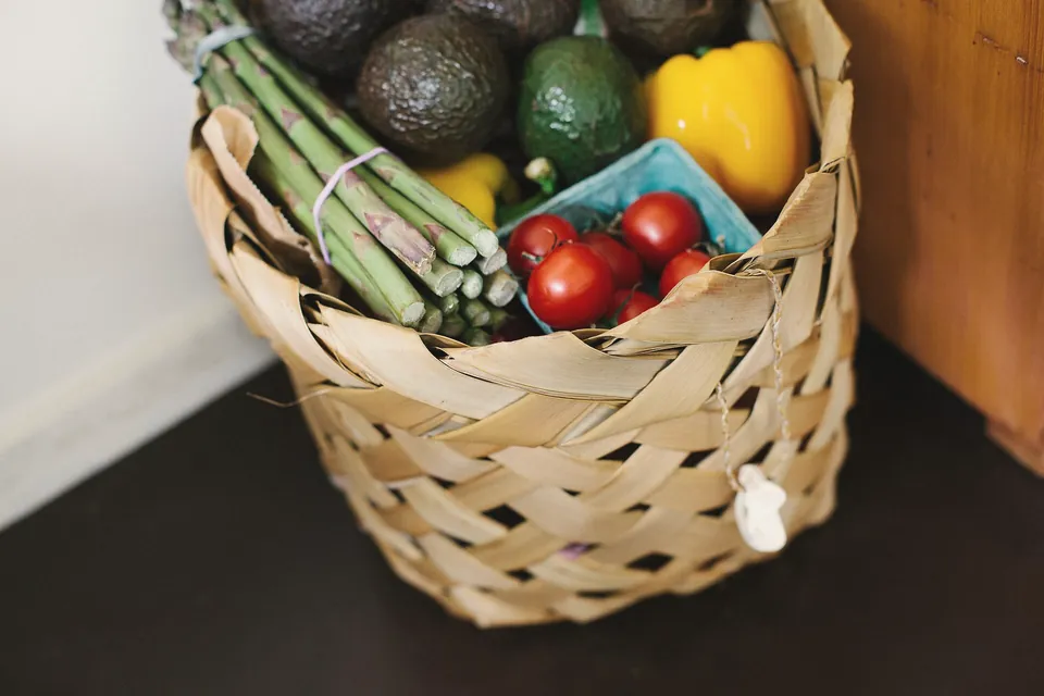 Cesta de la compra con verduras y hortalizas frescas