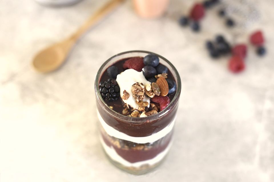 Vaso de yogur con frutos rojos y granola